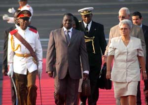 Al Presidente de Guinea Bissau, general Joao Bernardo Vieira, le dio la bienvenida la ministra de Auditora y Control Gladys Bejerano. Foto: AIN