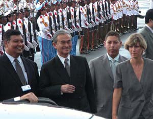 El Primer Ministro de Malasia, actual presidente del Movimiento No Alineado, Dato Seri Abdullah Ahmad Badawi, fue recibido por Georgina Barreiro, ministra de Finanzas y Precios. Foto: ARNALDO SANTOS