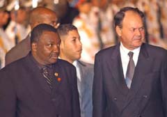 La delegacin que preside el Primer Ministro de Swazilandia, Absalom Themba Diamini, tuvo la atencin de Juan Vela, ministro de Educacin Superior, a su llegada a la terminal area capitalina. Foto: RICARDO LPEZ HEVIA