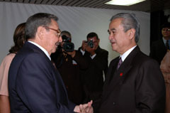 El Segundo Secretario del Comit Central del Partido Comunista de Cuba y Primer Vicepresidente de los Consejos de Estado y de Ministros, General de Ejrcito Ral Castro Ruz, se entrevist en horas de la tarde de este mircoles con el Honorable Dato' Seri Abdullah Ahmad Badawi, Primer Ministro de Malasia.