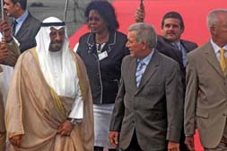 El jeque Sabah Al-Salem Sabah, Viceprimer Ministro de Kuwait, fue saludado por Luis Ignacio Gmez, titular de Educacin. Foto: ARNALDO SANTOS