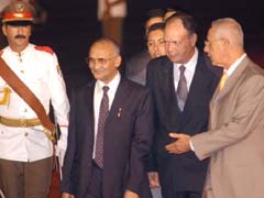 Tambin el Ministro de Educacin Superior congratul en el aeropuerto internacional de La Habana a K.P. Sharma Oli, Viceprimer Ministro y Canciller de Nepal. Foto: RICARDO LPEZ HEVIA