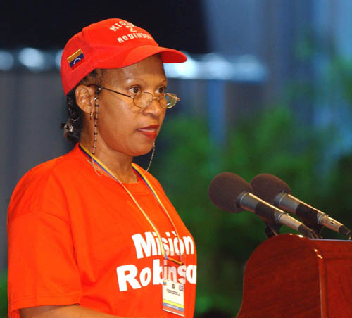 Brgida Isturis, una venezolana alfabetizada por la Misin Robinson y que actualmente se prepara para alcanzar el sexto grado, asegur en emocionadas palabras: "Si la Revolucin es sacarme de la ignorancia, yo soy revolucionaria".