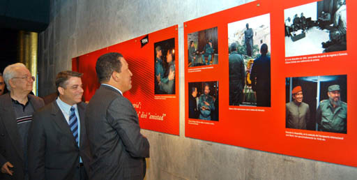 Ch�vez inaugur� la exposici�n Diez A�os de Victorias