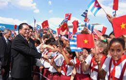 Desde su llegada a la capital cubana, recibi el cario del pueblo. En la propia losa del aeropuerto los pioneros fueron quienes primero le hicieron sentir el sentimiento de solidaridad hacia el heroico pueblo vietnamita.
