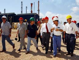 Tambin en Matanzas, visit la planta Energas, donde recibi una detallada explicacin acerca del crecimiento de la produccin petrolera.