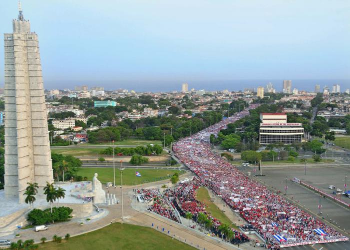 Marcia operaia per il 1º Maggio in Piazza della Rivoluzione.