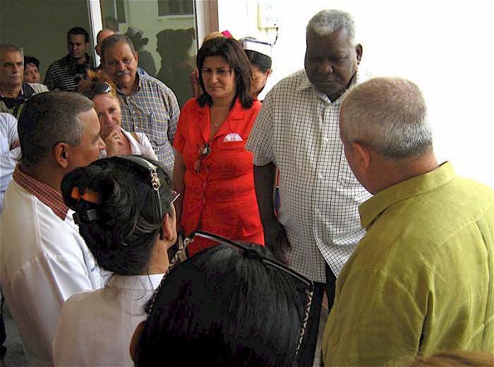 Nella sua visita all’Ospedale Amalia Simoni, Esteban Lazo ha parlato con i rappresentanti dello staff medico dell’istituzione.