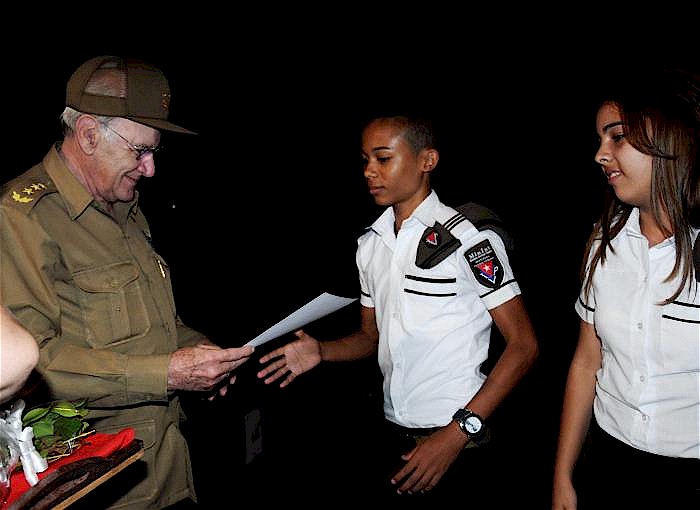 Il Generale di Corpo dell�Esercito, Abelardo Colom� Ibarra, Ministro cubano degli Interni, ha consegnato i diplomi agli studenti pi� meritevoli.