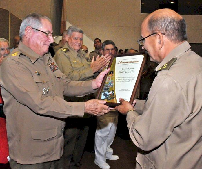 Editora Verde Olivo parabeniza seus fundadores e a Fidel e Raúl