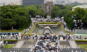 Hiroshima: una folla ha reso omaggio alle 140.000 persone uccise dalla bomba nucleare statunitense.