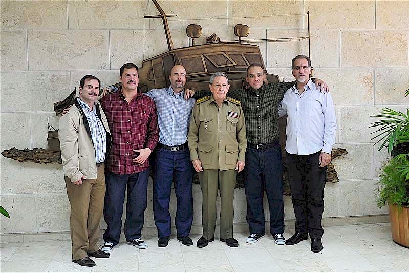 Präsident Raúl Castro mit den fünf Helden
