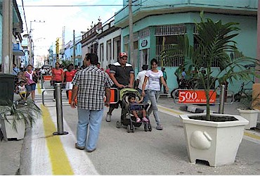 La Calle República, divenuta via pedonale, riprende ad essere poco a poco una delle principali arterie della città di Camagüey.