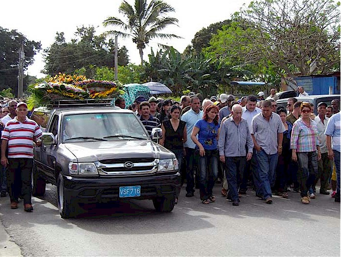 Fidel y Raúl hanno inviato corone di fiori. José Ramón Machado Ventura, secondo segretario del Comitato Centrale del Partito, ha guidato la cerimonia funebre.