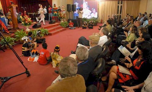 L�omaggio de La Colmenita a Nersys Felipe durante l�inaugurazione della Fiera