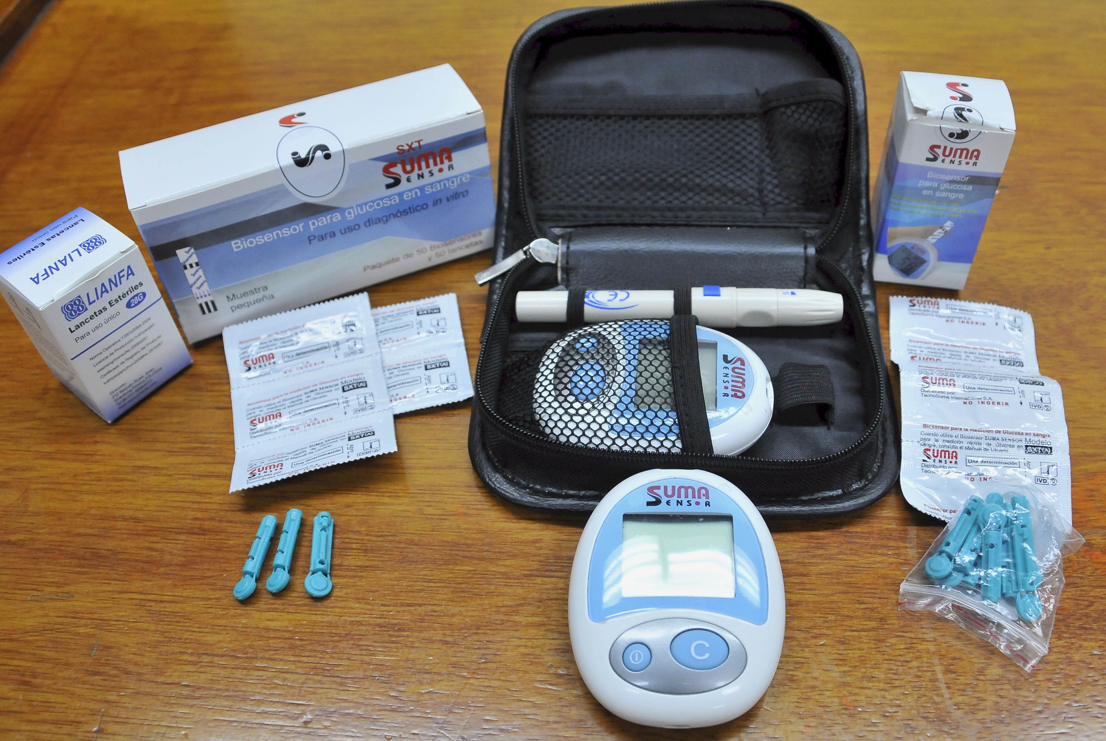 The kit includes the glucometer, lancets and reactive strips.