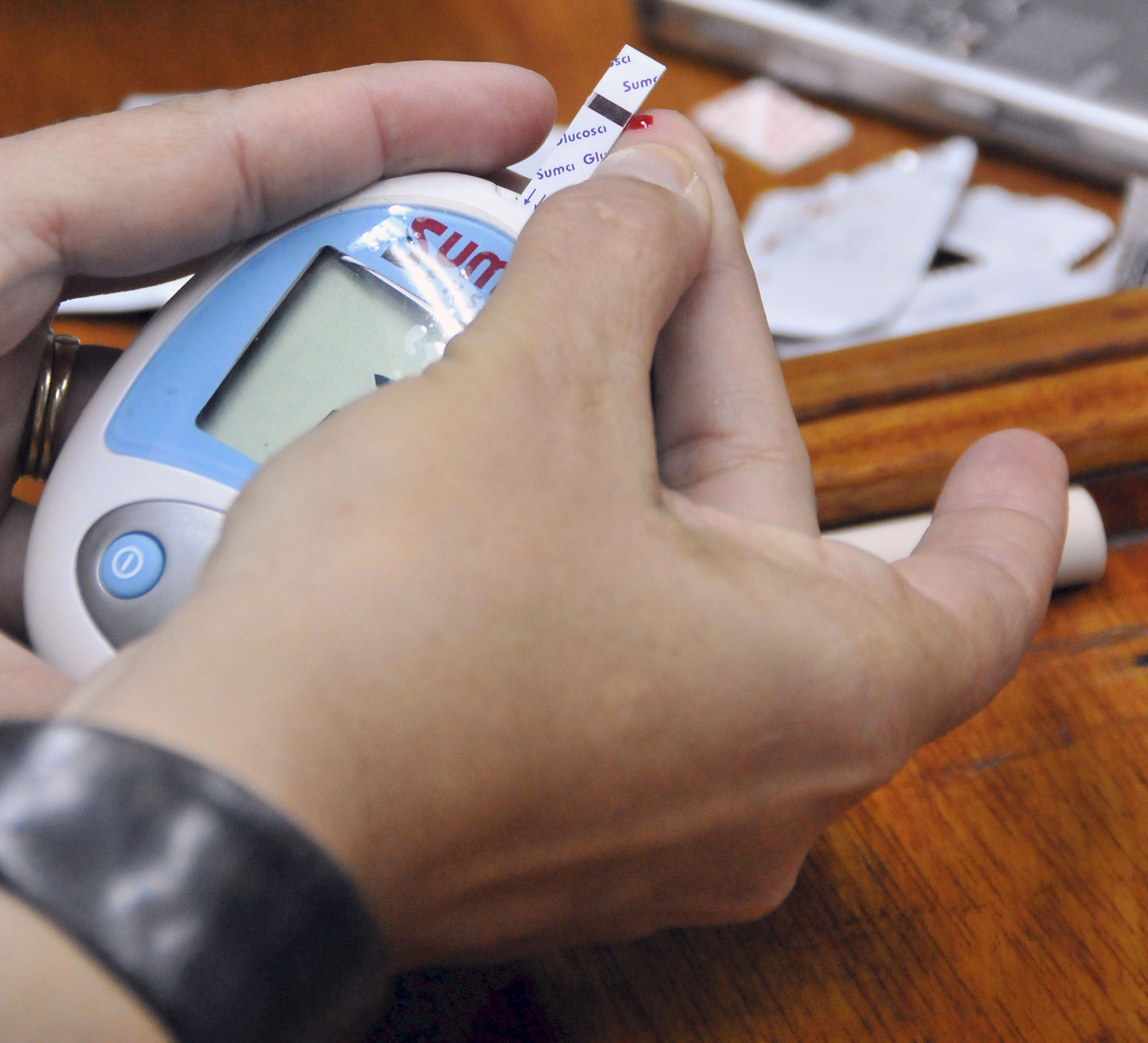 Once the finger has been punctured, a drop of blood is deposited on the reactive strip. The glucometer has the capacity to store multiple readings, allowing the patient and medical staff to monitor evolution of the disease.