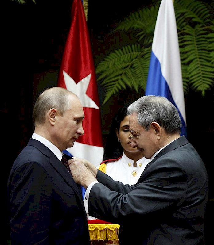 O presidente dos Conselhos de Estado e de Ministros cubano condecorou o presidente da Federação Russa com a Ordem Nacional José Martí, máxima condecoração da República de Cuba.