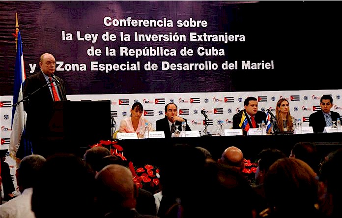 Le lancement au Venezuela de la campagne de promotion destine  attirer des capitaux trangers  Cuba a t prsid par notre ministre du Commerce extrieur et des Investissements trangers, Rodrigo Malmierca (au centre).