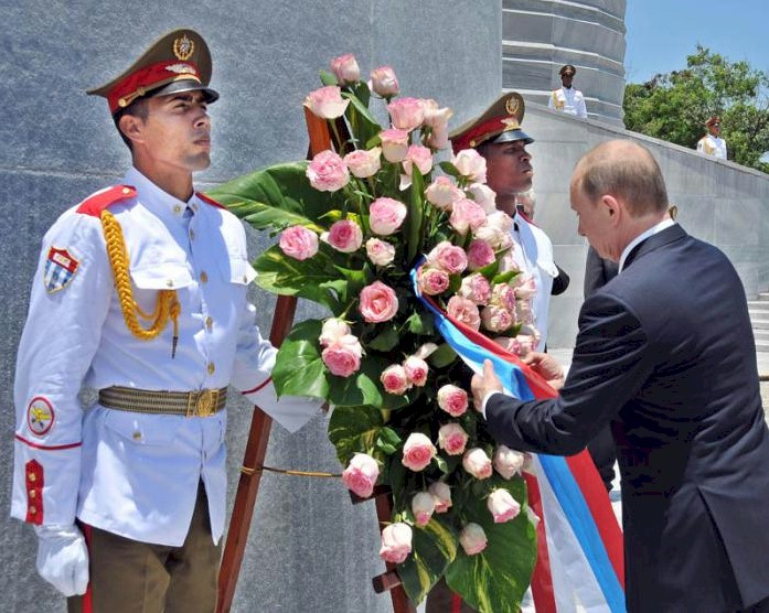 O presidente russo Vladimir Putin colocou uma oferenda floral a José Martí. Na cerimônia estava presente o chanceler cubano Bruno Rodríguez Parrilla e a equipe ministerial que acompanha Putin na viagem, entre eles o chanceler russo Serguei Lavrov.