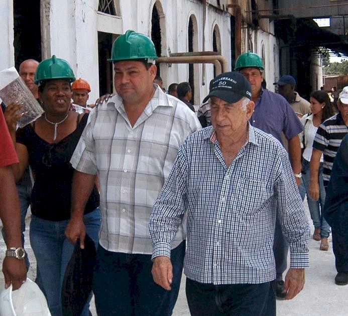 José Ramón Machado Ventura (a destra), con Félix Duarte Ortega, ha vistato varie fabbriche di zucchero della provincia di Ciego de Ávila.