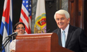Il Signr Thomas J. Donohue Presidente  principale della Camera di Commercio degli  Statu Uniti ha offerto una  conferenza magistrale nellUniversit de lAvanam  accompagnato da Rodrigo Malmierca, ministro del commercio estero dellInvestimento straniero in Cuba e dal rettore  dellUniversit Gustavo Cobreiro.. 
