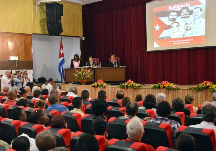 Ispirato dalla virt dei Cinque  il popolo di Cuba ha denunciato le manipolazioni della stampa degli USA durante il processo ai Cinque.